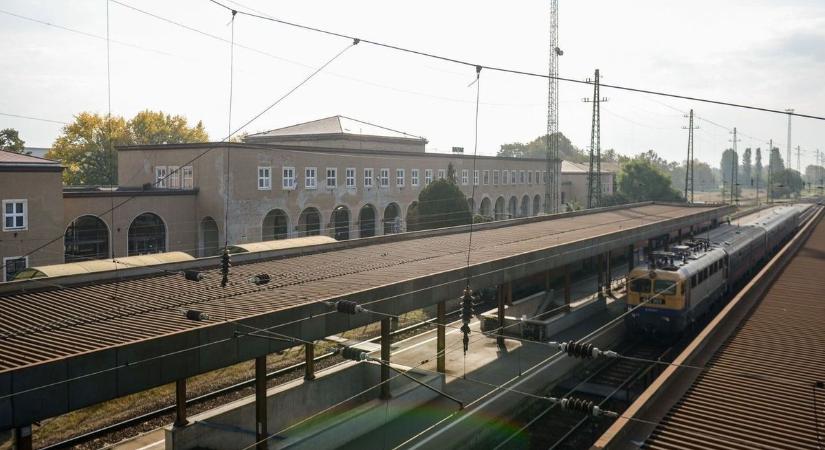 Brutális tömegverekedés a hatvani vonaton! Halállal fenyegették, le akarták rángatni az intézkedő rendőrt