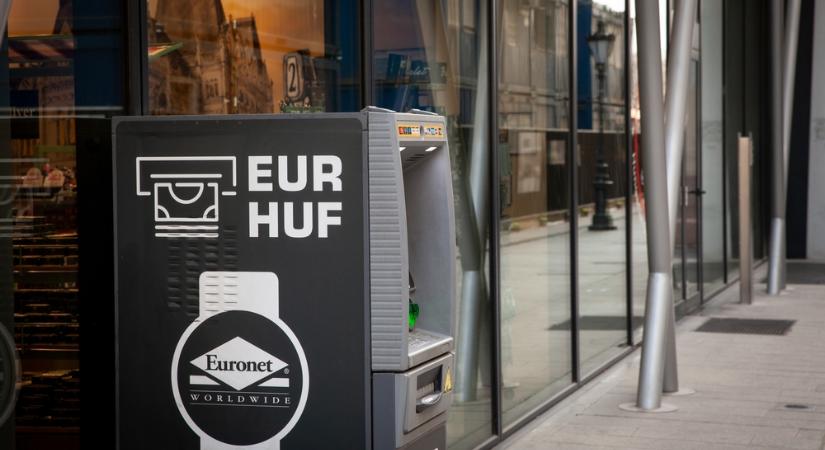 Akár háromszázezer forintot is felvehetünk díjmentesen az automatából