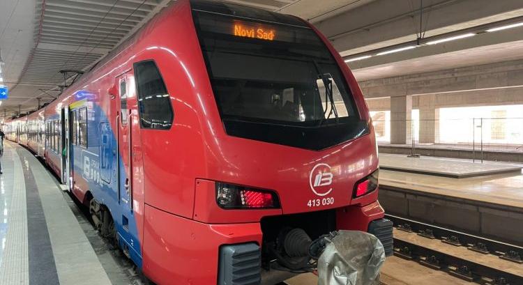 Ahogyan arra számítani is lehetett: Bombariadó miatt állították le az Újvidék felé tartó vonatokat