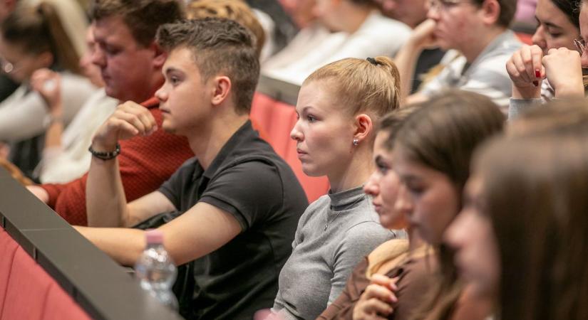 Miniszter járt Debrecenben, csurig telt teremben kérdezhette bárki – fotókkal