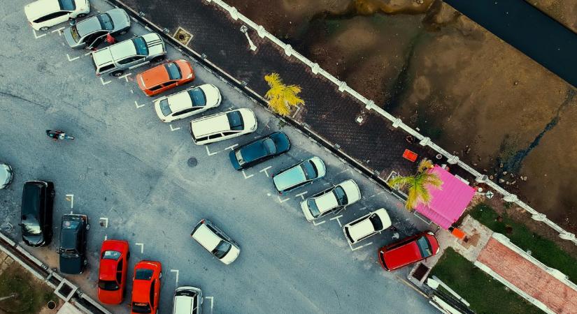 560 ezer forintnyi bírságot kapott, mert a saját kocsibeállóján parkolt – a város végül törvényt módosított