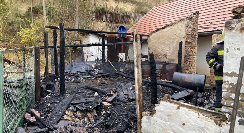 Gázpalackot is mentettek a tomboló tűzből! (fotók)