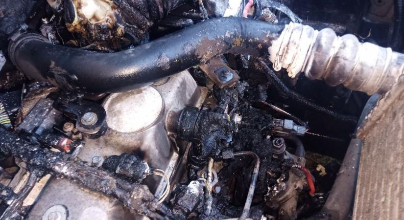 Autóból csaptak fel a lángok Bölcskén – hőkamerát is bevetettek (fotóval)