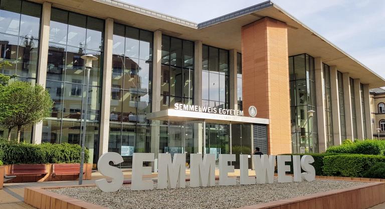 Figyelmeztet a Semmelweis Egyetem, csodaszert reklámoznak a csalók az intézmény nevével