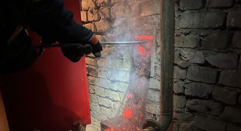 Füsttel telt meg a ház – izzó korom miatt mentek a tűzoltók! (fotóval)