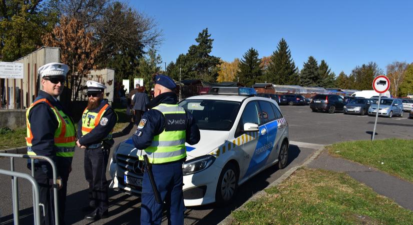 Halottak napja: rendőrök a borsodi temetőknél