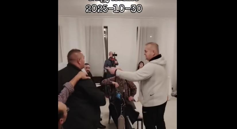 Így nézett ki a nagykállói közmeghallgatáson cigányviccc miatt kitört viperás tömegverekedés