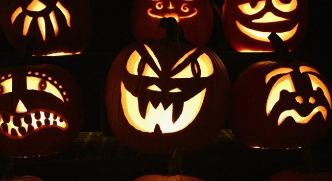 Közösségi "haláltök-faragást" szerveztek a zebegényi polgármesteri hivatal elé