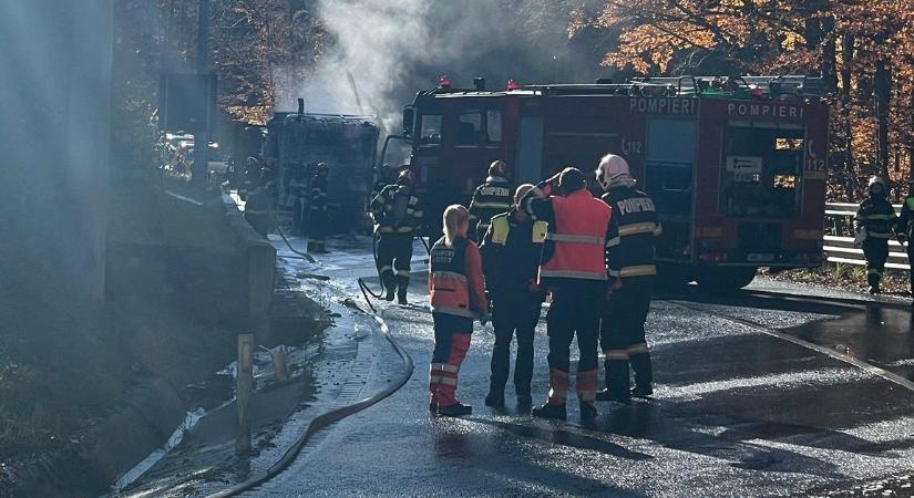 Lángra kapott egy teherautó – Teljesen leállították a forgalmat