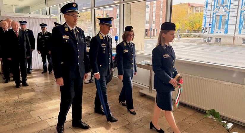 Elhunyt kollégáikra emlékeztek a Békés vármegyei rendőrök és rendőrségi dolgozók