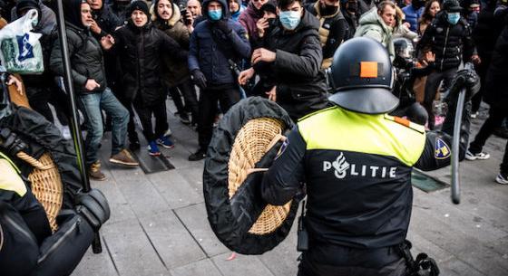 Hollandiában zavargások törtek ki a kijárási tilalom bevezetése miatt