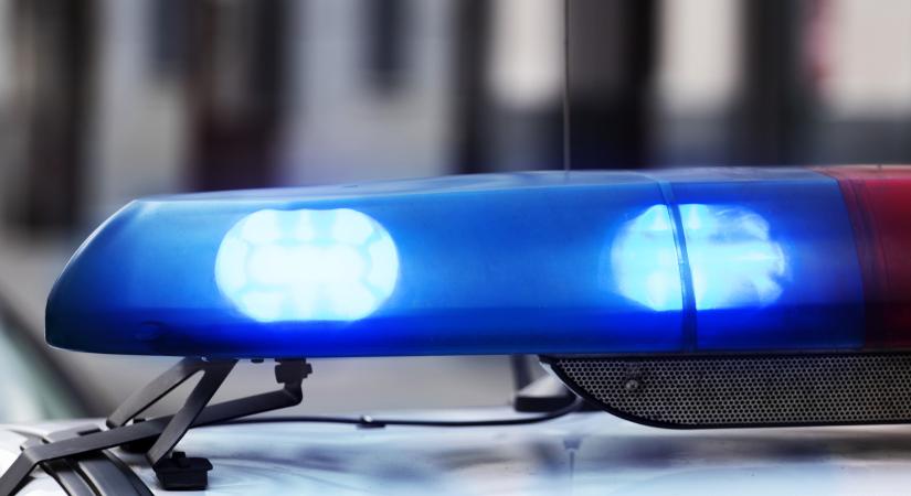 Szalagkorlátnak ütközött egy autó az M86-oson