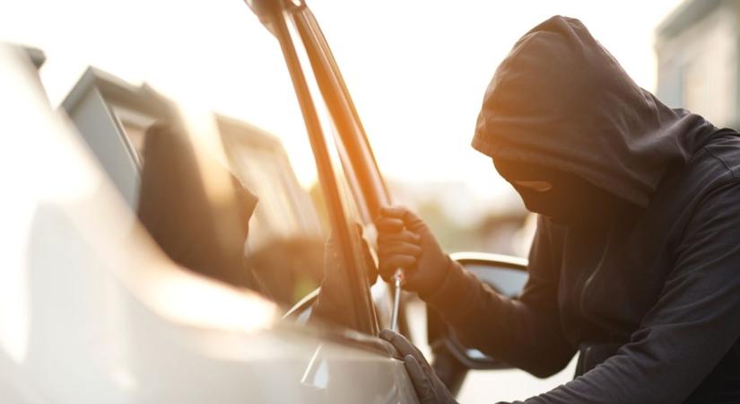 100 ezer forint jár annak, aki megtalálja – egy durva autófeltörés tettesét keresik Szegeden