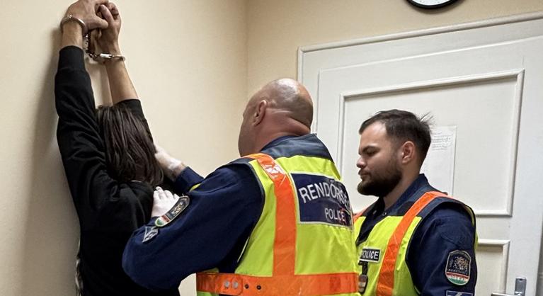 Három férfi négy órán keresztül erőszakolt egy 18 éves fiatal lányt Szegeden