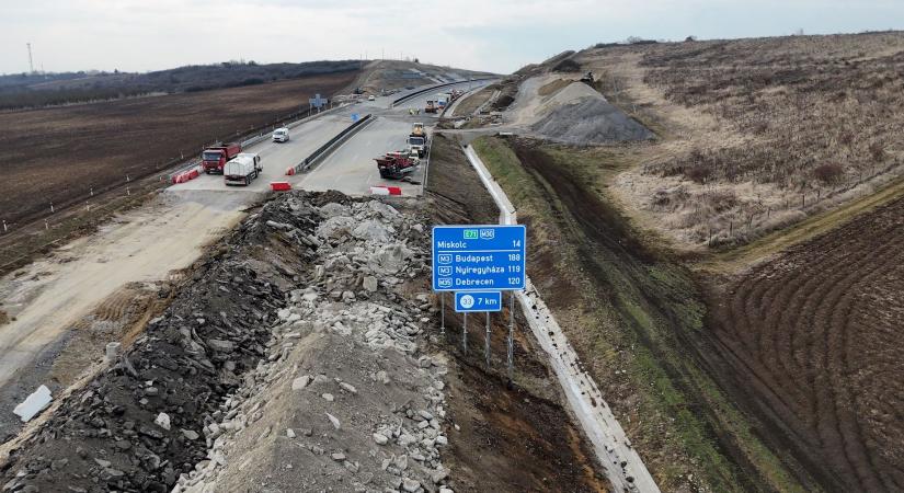 Lázár: A Strabag pénzt ad a Tiszának – Tisza: Lázár lop, csal, rombol és hazudik
