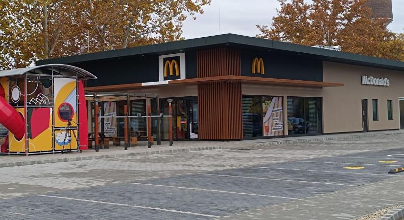 Valóra vált, amire Kiskunhalas évek óta várt: megnyílt az első McDonald’s! – fotók, videó