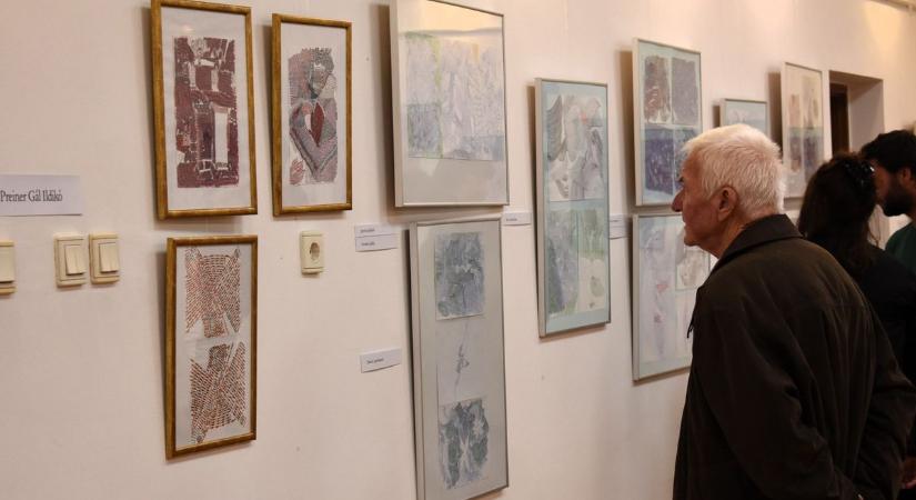 Az elhangolódott hangszer – Különleges kiállítás nyílt Pápán