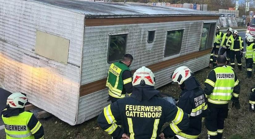 Egy magyar férfi házikója kapott defektet Burgerlandban, teljesen elzárta az utat - fotók