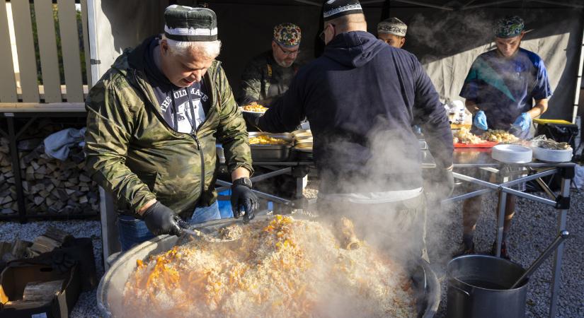 „Parádés, zseniális, döbbenetesen ikonikus” – visszafogott, objektív értékelés a 444 türktudatú gasztromatinéjáról