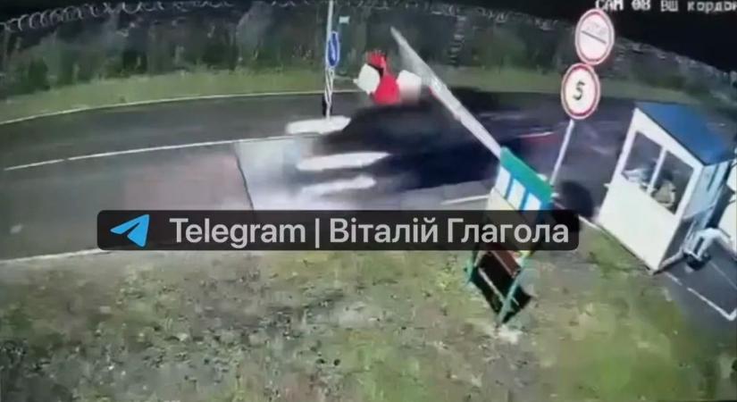 Eszeveszett menekülés: a sorompót áttörve szökött Magyarországra egy férfi az ukrán háború elől (VIDEÓ)