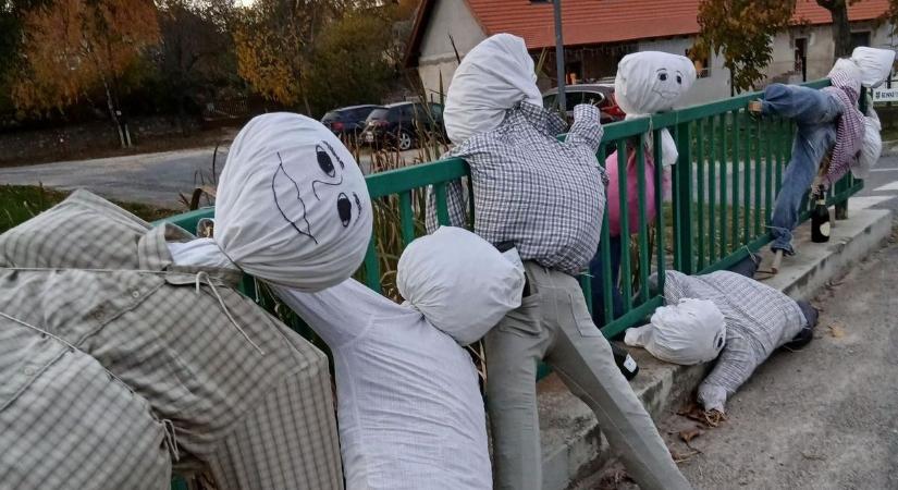 Hintába ültették az őszt – Egymásra licitálnak a Veszprém vármegyei falvak a humoros dekorálásban (képgaléria)