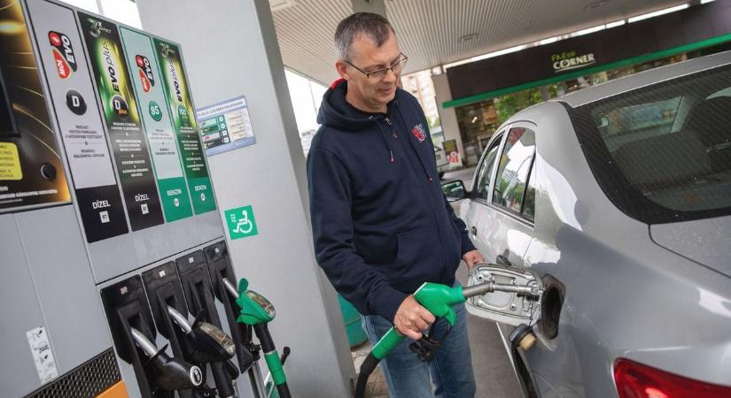 Hoppá: szombaton újra változik a benzin és a gázolaj ára!
