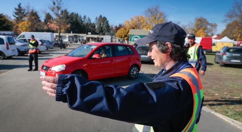 Mindenszentek: a boltok zárva, a temetők hosszabban lesznek nyitva