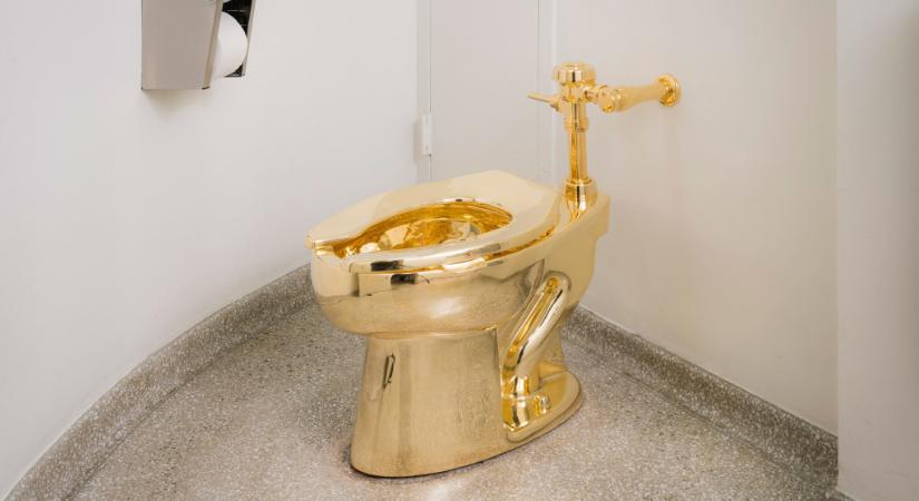 Szobrászati posztmodern téboly: árverésre került a színaranyból készült a minimum 10 millió dolláros wc-csésze