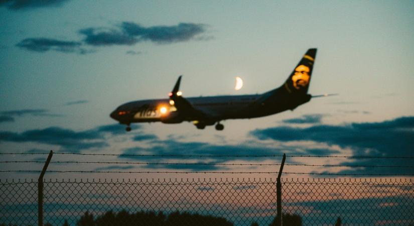 Vészhelyzetet jelentett éjjel a British Airways repülőgépe, jelentős süllyedés után átstartolt a Heathrow fölött