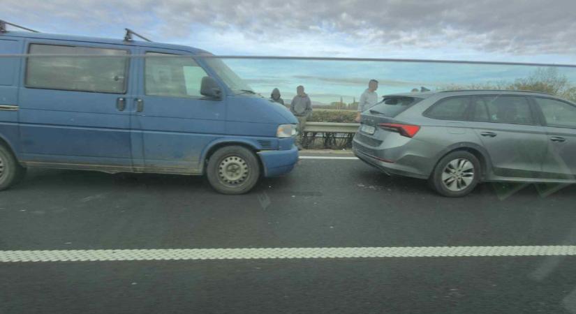 Karambol az M3-ason, kezdődik a délutáni daráló!