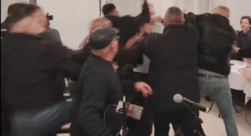 “Öt perc alatt leszakítom a szádat!” Verekedés lett a közmeghallgatásból Nagykállóban, vipera is előkerült