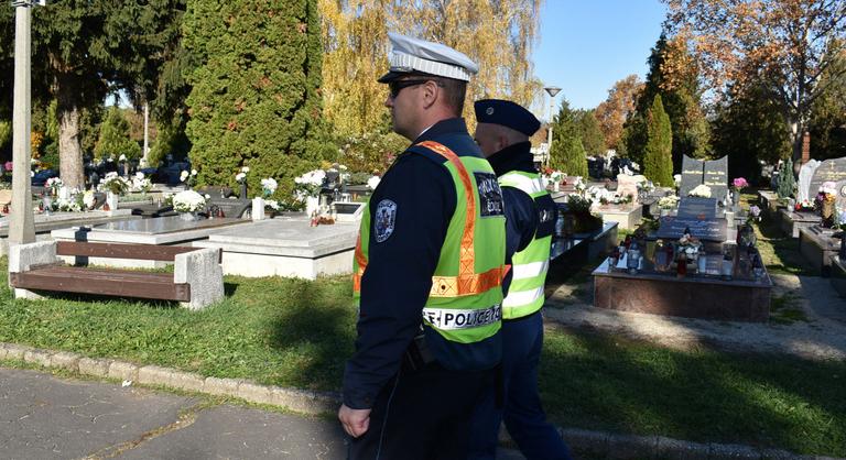 Sűrített járatok, fokozott rendőri jelenlét és meghosszabbított nyitvatartás – Mindenszentek ünnepére készülünk