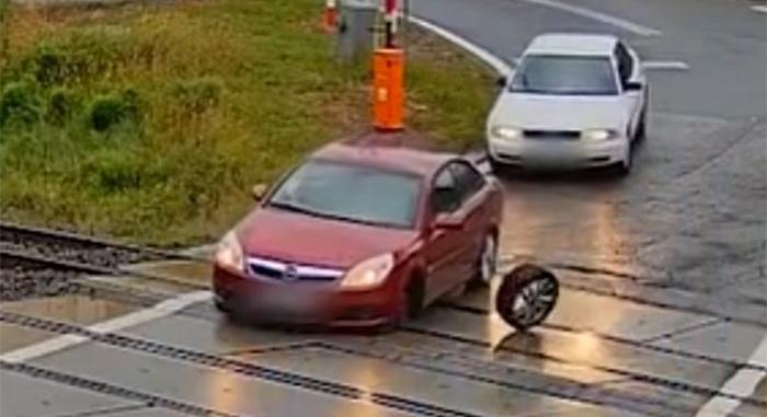 Vasúti átjáróban tört ki egy autó kereke, a vonat meg jött