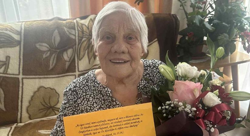 Zöld Gyuláné Erzsike nénit köszöntötték 101. születésnapja alkalmából Létavértesen