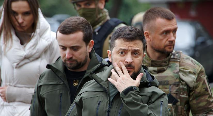 Ukrán férfiak felborítottak és összetörtek egy sorozókat szállító kisbuszt Odesszában