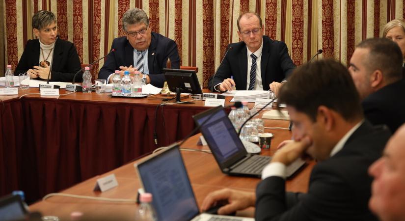 Döntések és fejlesztések a városi közgyűlésen: támogatás, ingatlaneladás, közlekedési stratégia és parkolási rend