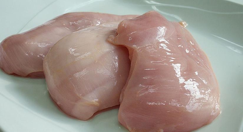 Bűzlött a szállítmány – veszélyes csirkehúst foglalt le a NAV  VIDEÓ