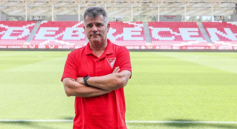 Micsoda? Nem hiszed el, milyen hotelben lakik a DVSC megbukott edzője!