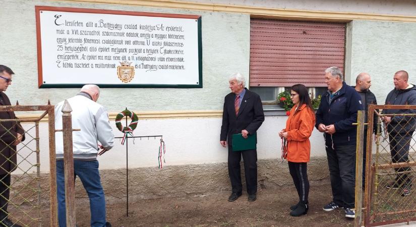 Emléktáblát avattak Szabadbattyánban