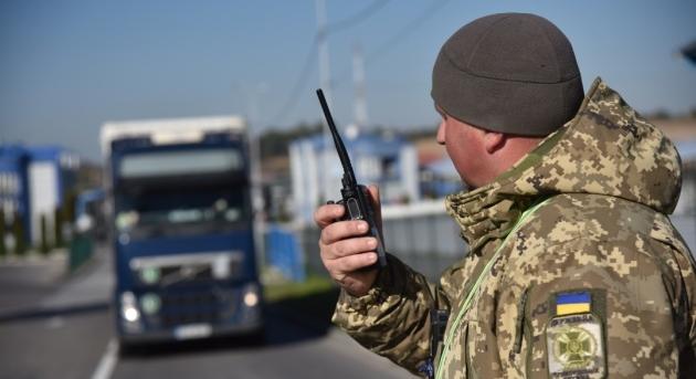 Filmbe illő határsértés Kárpátalján: egy férfi autóval tört át a sorompókon és Magyarországra menekült