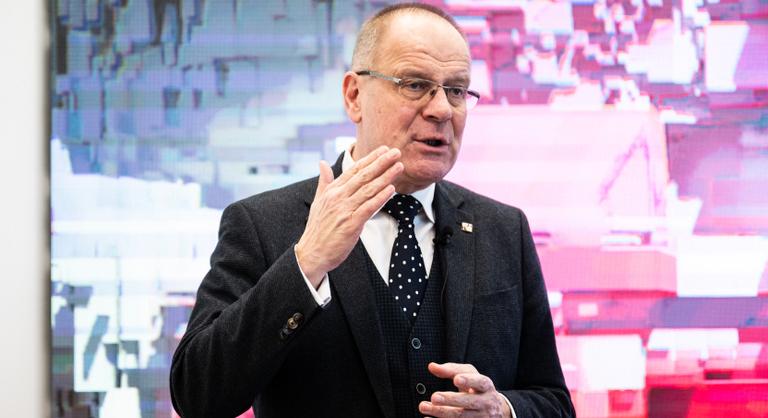 A kommentszekcióban esett egymásnak Navracsics Tibor és Magyar Péter