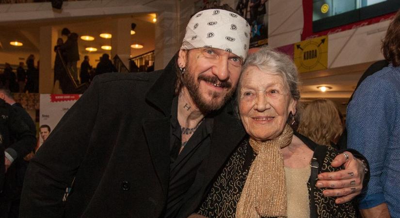 Ganxsta Zolee megható képpel emlékezett elhunyt édesanyjára