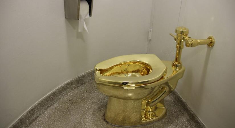 Színarany vécé keres gazdát egy aukción, 3,3 milliárd forintról indulhat a licitharc