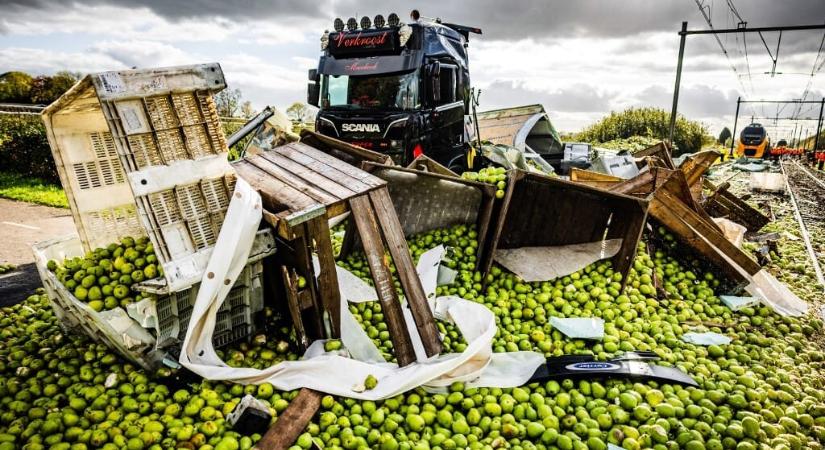 Ijesztő baleset Hollandiában: videón, ahogy teherautóval ütközik egy vonat