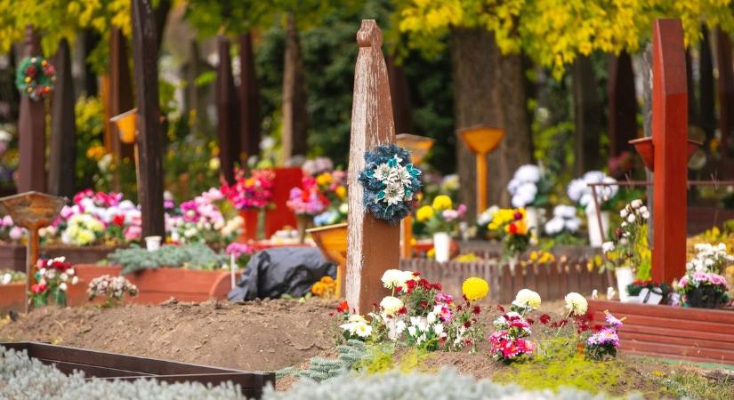 Minden sír egy történetet hordoz – fotókon a hajdúböszörményi kopjafás temető
