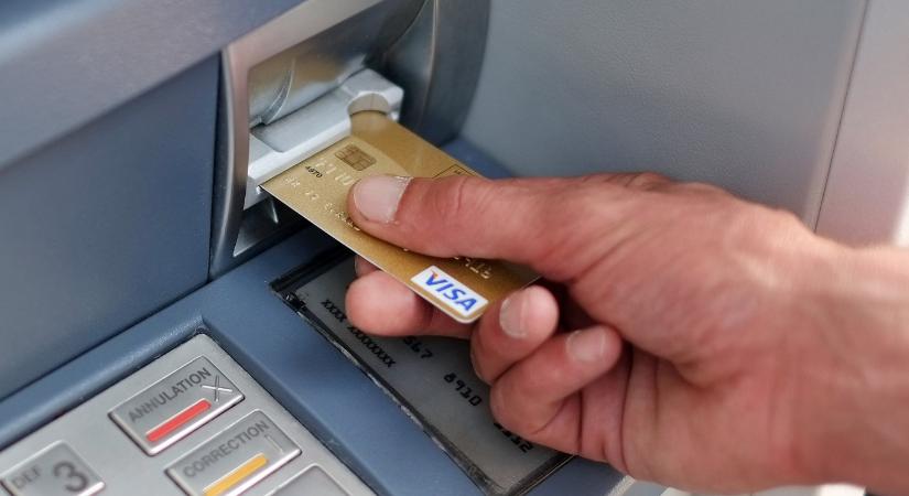 Kiakadt a Bankszövetség, mert a kormány duplájára emelné az ingyenes készpénzfelvétel limitjét