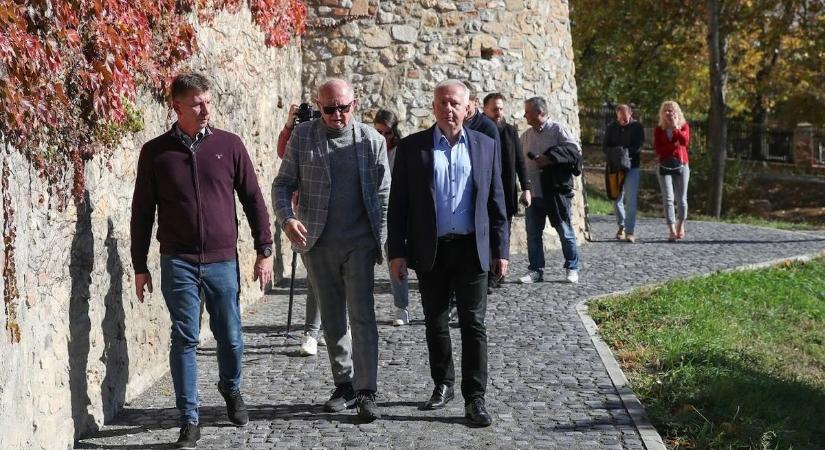 Megújult a Barbakán-kert, péntektől újra a pécsieké