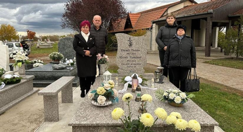 A mezőtárkányi önkormányzat képviseletében az életükben a közszférában dolgozók emlékére gyújtottak mécsest