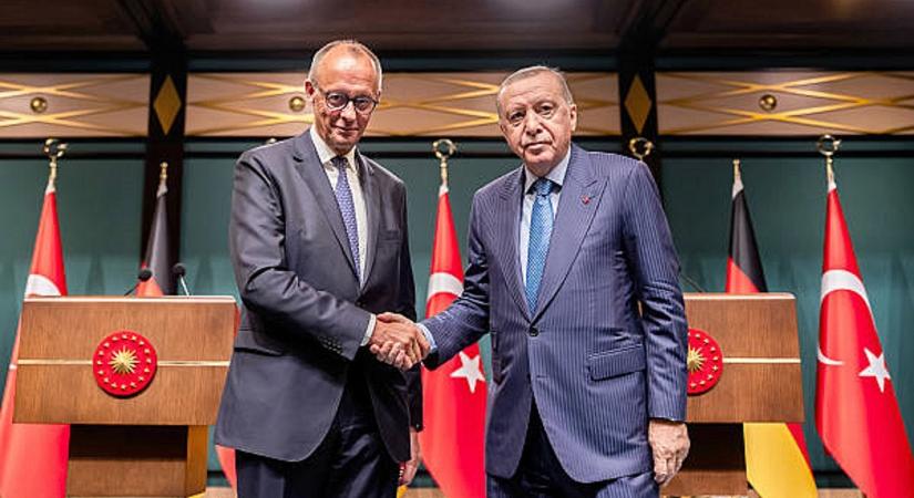 Megmondta a német kancellár, hogy melyik országot akarja felvenni az EU-ba