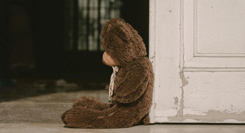 A bűnrészes csend: Egy hároméves gyermek halála és a szülői árulás mélységei